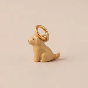 Vue détaillée d'une breloque chiot doré avec finition brillante pour bijoux personnalisés.