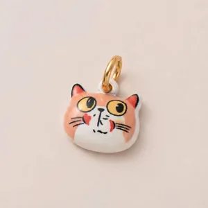 Gros plan détaillé d'un pendentif chat mignon pour bijoux DIY avec anneau en or 14K