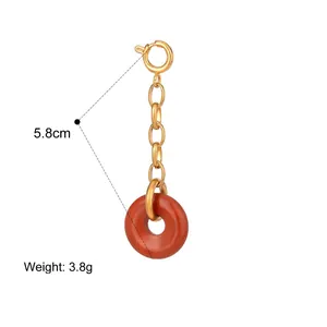 Vue détaillée du pendentif chaîne dorée avec pierre donut rouge, 5,8 cm et 3,8 g