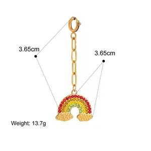Vue détaillée d'un pendentif arc-en-ciel doré avec cristaux colorés et infos de poids