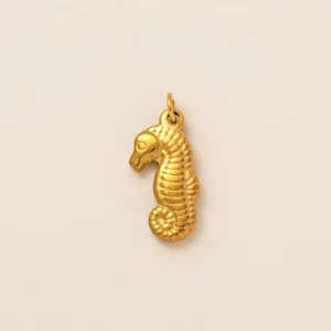 Detaillierte Ansicht des goldenen Seepferdchen-Anhängers mit Schuppentextur für DIY-Schmuck