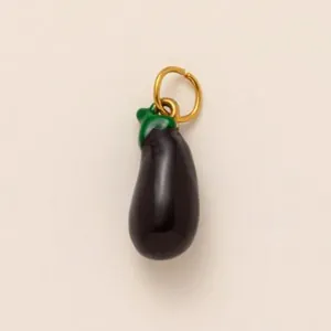 Gros plan détaillé d'une breloque aubergine violette brillante pour bijoux DIY