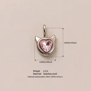 Détail d'un pendentif en cristal de cœur rose avec cornes de diable et dimensions