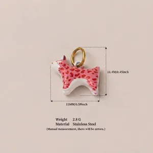 Vista detallada del colgante de animal leopardo rosa con especificaciones de tamaño