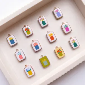 Vue détaillée de pendentifs floraux de style champêtre avec motifs de tulipes et marguerites.