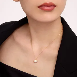 Elegante collana a lucchetto d'oro con cristallo taglio smeraldo, dettaglio sul modello.