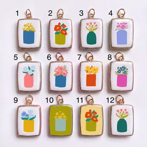 Sélection de 12 pendentifs floraux style pastoral avec bordure dorée 18K