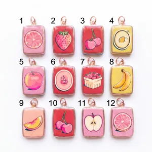 Assortimento di 12 ciondoli con stampe di frutta come la fragola e la ciliegia