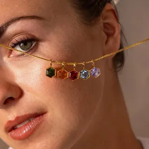 Gros plan d'un collier en acier titane avec cinq pendentifs hexagonaux de pierres