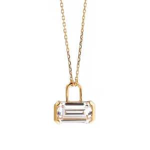 Dettaglio collana in oro con ciondolo in cristallo taglio smeraldo a forma di lucchetto