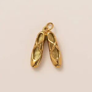 Vue détaillée d'un pendentif chaussons de danse en acier inoxydable plaqué or 18 carats