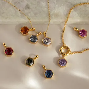 Vue détaillée de pendentifs hexagonaux avec des zircons colorés et vibrants en acier