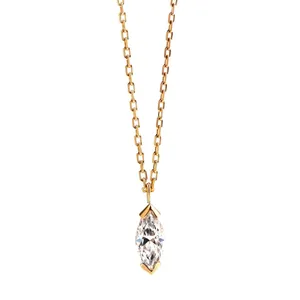 Elegante collana placcata in oro con ciondolo solitario trasparente taglio marquise