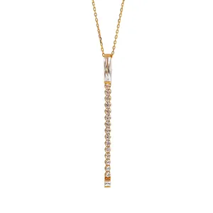 Primo piano della collana con nappine placcata in oro con zirconi a baguette e tondi.