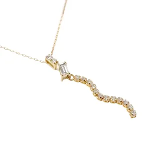 Dettaglio ravvicinato della collana placcata in oro con pietre baguette e a onda