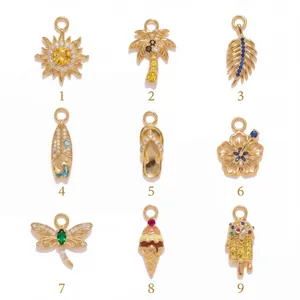 Collection de neuf breloques dorées détaillées avec soleil, palmier et thèmes d'été.