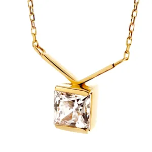Dettaglio macro di una gemma quadrata brillante su un ciondolo per collana a V dorata