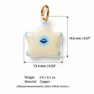 Vue détaillée d'un pendentif étoile jaune en cuivre avec dimensions 13,4 mm x 14,6 mm