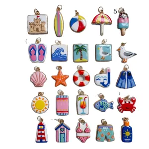 Set mit 25 bunten Sommer-Strand-Emaille-Anhängern für die DIY-Schmuckherstellung zu Hause.