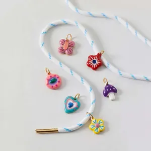 Vue détaillée de pendentifs cœur et fleur en acier inoxydable pour créations bijoux DIY