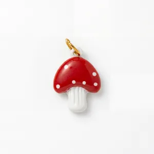 Vue détaillée d'un charmant pendentif champignon tacheté rouge et blanc pour bijoux DIY