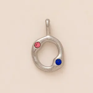 Détail du pendentif anneau irrégulier en acier inox avec strass rose et bleu