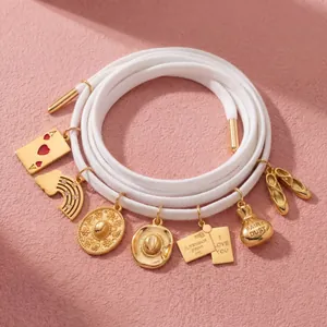 Detailansicht weißer Schnürsenkel-Anhänger mit goldenen Herzen, Regenbogen und Botschaften