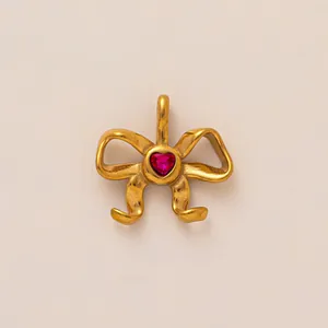 Élégant pendentif nœud plaqué or orné d'une pierre précieuse rouge en forme de cœur