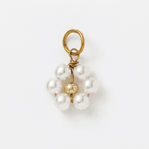 Elegante ciondolo fai da te a forma di fiore con perle bianche e perla dorata su bianco