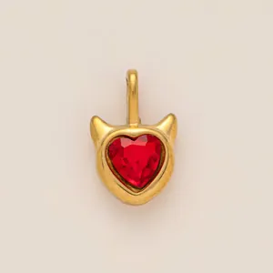 Pendentif cœur de diable en acier inoxydable doré à l'or 18K avec cristal rouge facetté détail