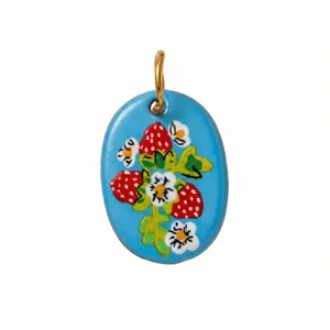 Pendente ovale in acciaio inox con stampa di fragole e fiori su sfondo blu azzurro