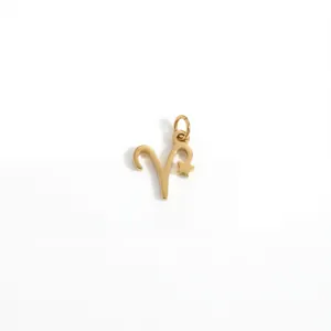 Vue détaillée d'un pendentif signe du zodiaque Bélier en acier inoxydable plaqué or 18 carats
