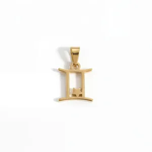 Vue détaillée du pendentif signe du zodiaque Gémeaux plaqué or 18 carats en acier