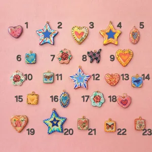 Détail de 23 pendentifs vintage en céramique peints à la main pour la création de bijoux