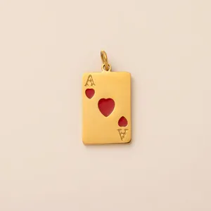 Detailansicht eines goldenen Edelstahl-Anhängers im Herz-As-Design für DIY-Schmuckprojekte.