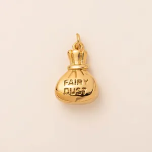Nahaufnahme des goldfarbenen Edelstahl-Anhängers mit Fairy Dust Gravur für Schuhe