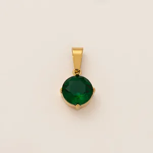Détail d'un pendentif avec pierre verte ronde sertie dans de l'acier doré 18 carats.