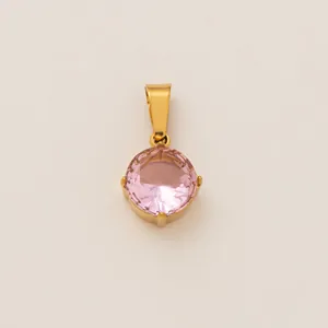 Vue détaillée du pendentif pierre de naissance rose avec bélière en acier plaqué or 18K.