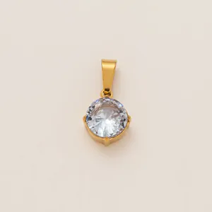 Gros plan d'un pendentif pierre de naissance circulaire avec placage en or 18 carats