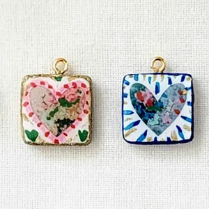 Vue détaillée de pendentifs en céramique peints à la main avec motif de cœur pour bijoux