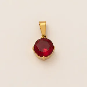 Vue détaillée d'un pendentif en pierre rouge ronde en acier inoxydable plaqué or 18K.