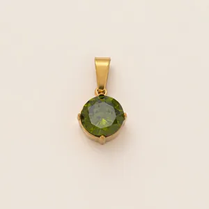 Vue détaillée d'un pendentif en pierre verte ronde avec bélière en acier plaqué or 18 carats