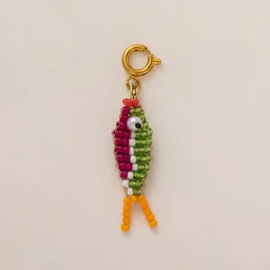 Pendentif poisson perlé coloré fait main avec fermoir doré pour un style de vacances