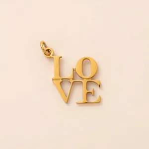Detaillierte Ansicht eines goldenen LOVE-Anhängers aus Edelstahl für die Schuhdekoration