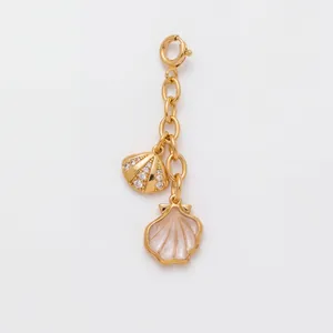 Élégant pendentif coquillage doré style marin avec cristaux et finition nacrée rose.