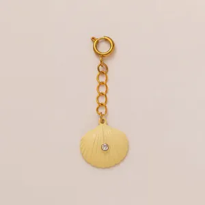 Pendentif coquillage en émail crème avec chaîne dorée pour décoration de bikini chic