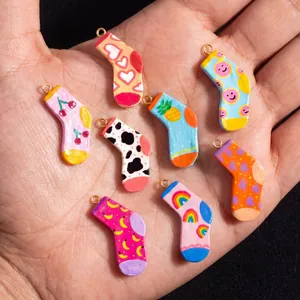 Ciondoli a calzino colorati dipinti a mano con motivi arcobaleno e ciliegia per gioielli DIY.
