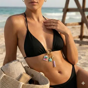 Dettaglio accessori per bikini con ciondoli a forma di stella marina e conchiglia