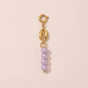 Ciondolo a conchiglia dorata con quattro perle viola per accessori moda eleganti.