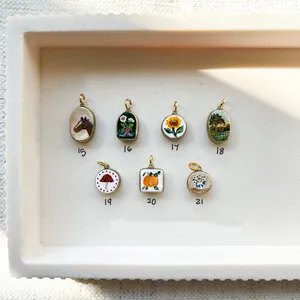 Gedetailleerd overzicht van handgeschilderde emaille hangers met natuurmotieven